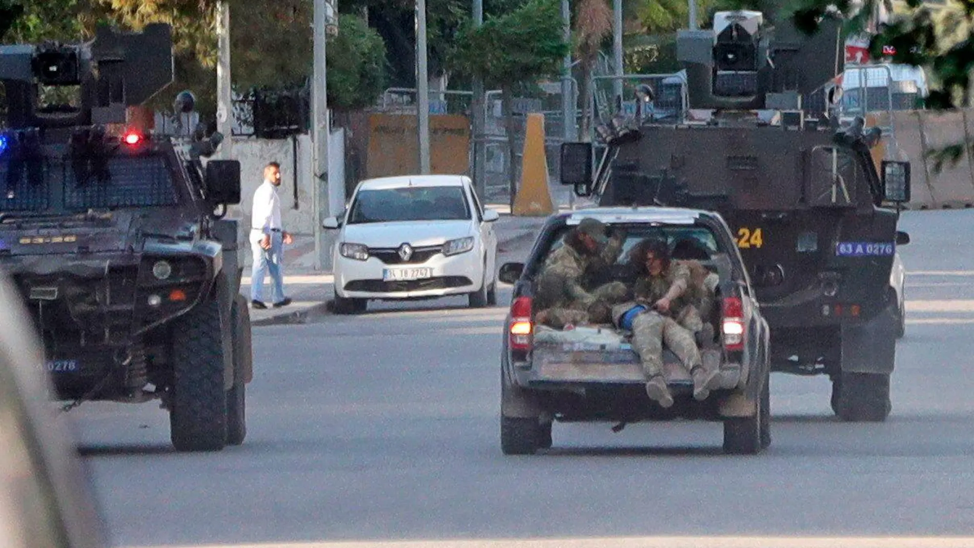 Un vehículo transporta a una combatiente pro-Turquía hoy en el distrito de Akcakale/Efe