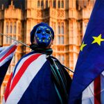 Banderas británicas y europeas frente al Parlamento de Londres / Foto: Efe