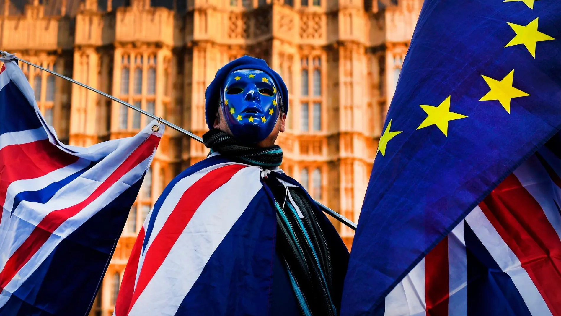 Banderas británicas y europeas frente al Parlamento de Londres / Foto: Efe