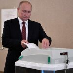 Vladimir Putin el pasado domingo al votar en las elecciones locales y regionales