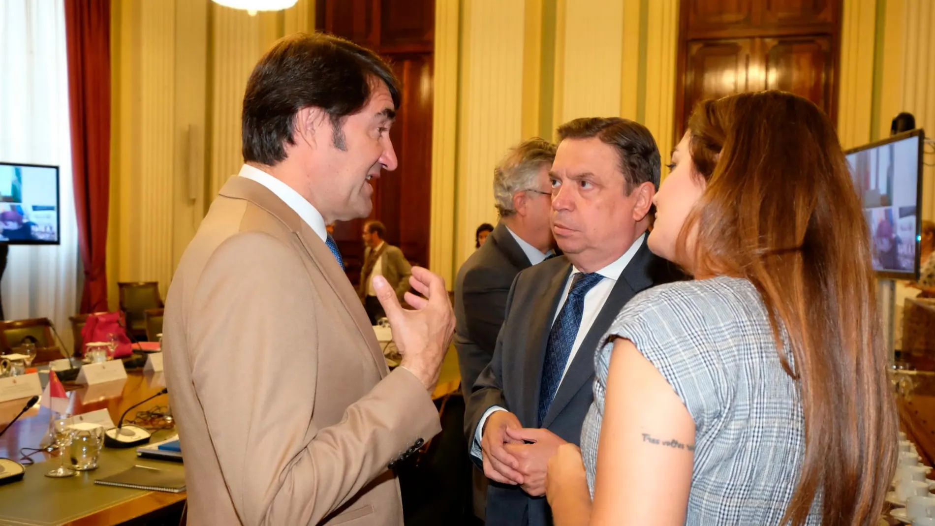 El consejero de Agricultura y Ganadería en funciones, Juan Carlos Suárez-Quiñones, dialoga con el ministro del ramo Luis Planas