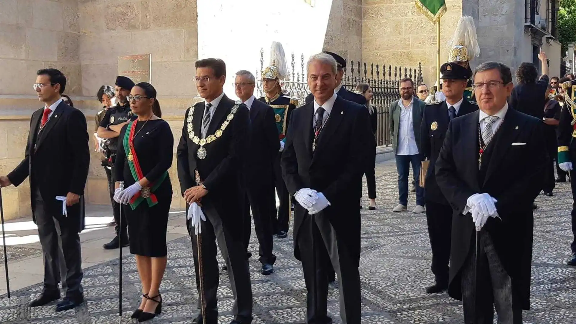 El alcalde de Granada, Luis Salvador (en el centro), en la procesión del Corpus Christi de Granada / Foto: La Razón