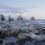 La primera acción de este proyecto consistió en retirar los residuos de playas y entornos acuáticos como las reservas y los fondos marinos