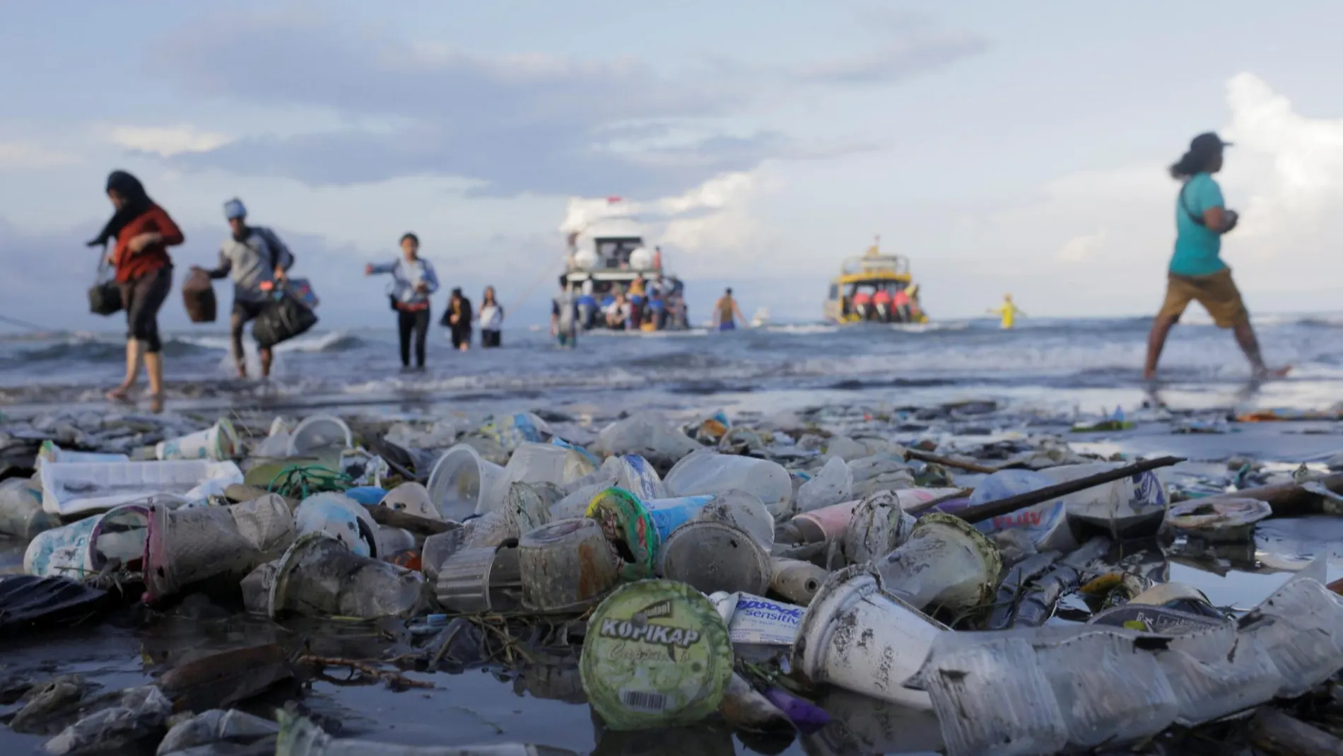 La primera acción de este proyecto consistió en retirar los residuos de playas y entornos acuáticos como las reservas y los fondos marinos