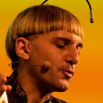 Neil Harbisson, considerado como el primer 'ciborg' del mundo