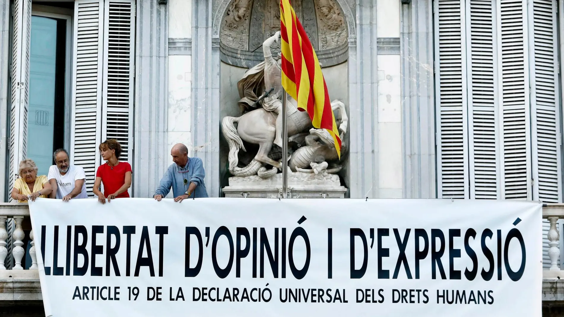 Imagen de la nueva pancarta, ésta ya sin lazos, colgada del balcón de la Generalitat