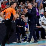 El entrenador del Real Madrid, Pablo Laso (d), durante el segundo partido de la final de la Liga Endesa de baloncesto disputado hoy en el Wizink Center de Madrid