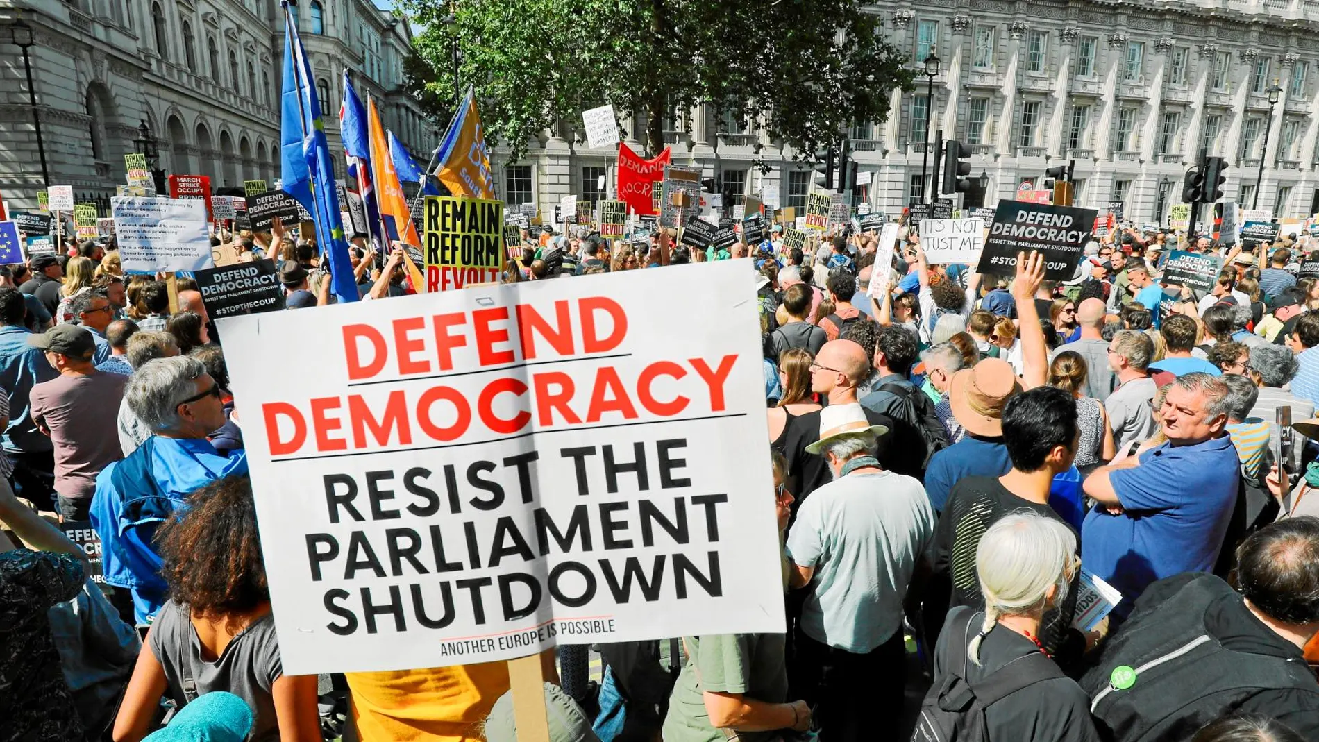 Manifestantes se concentraron ayer en el barrio gubernamental de Whitehall contra la decisión de Boris Johnson de clausurar el Parlamento el 10 de septiembre