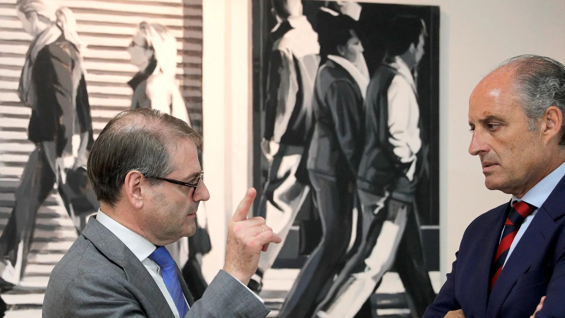 El expresidente de la Generalitat, Francisco Camps (dcha), conversa con su abogado Pablo Delgado, en una imagen de archivo