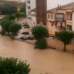 Las inundaciones han arrastrado numerosos coches en Tafalla y han entrado en algunos garajes/ Twitter