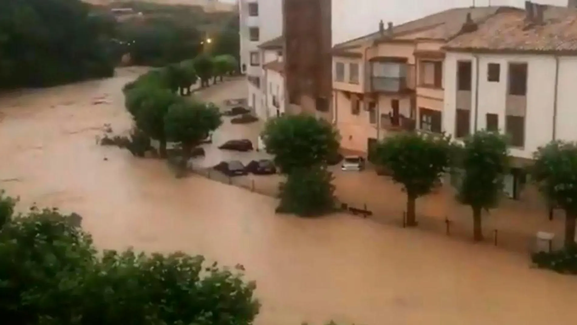 Las inundaciones han arrastrado numerosos coches en Tafalla y han entrado en algunos garajes/ Twitter