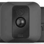 La cámara de vigilancia inteligente Blink XT2 graba imágenes de vídeo HD y las almacena en la nube, permitiendo conversaciones bidireccionales a través de la App.