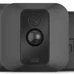 La cámara de vigilancia inteligente Blink XT2 graba imágenes de vídeo HD y las almacena en la nube, permitiendo conversaciones bidireccionales a través de la App.