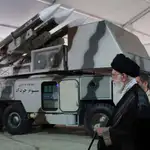 El íder supremo iraní, Alí Jamenei, junto a una batería de misiles / EFE