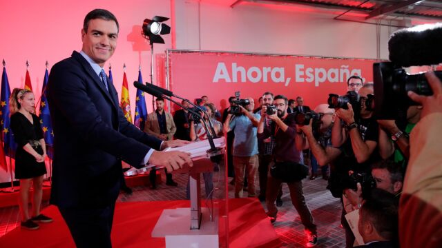 Sánchez buscará un pacto con Podemos y la abstención de PP y Cs
