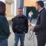 El padre del pequeño Sergio habla con los medios de comunicación en Alcolea / EP