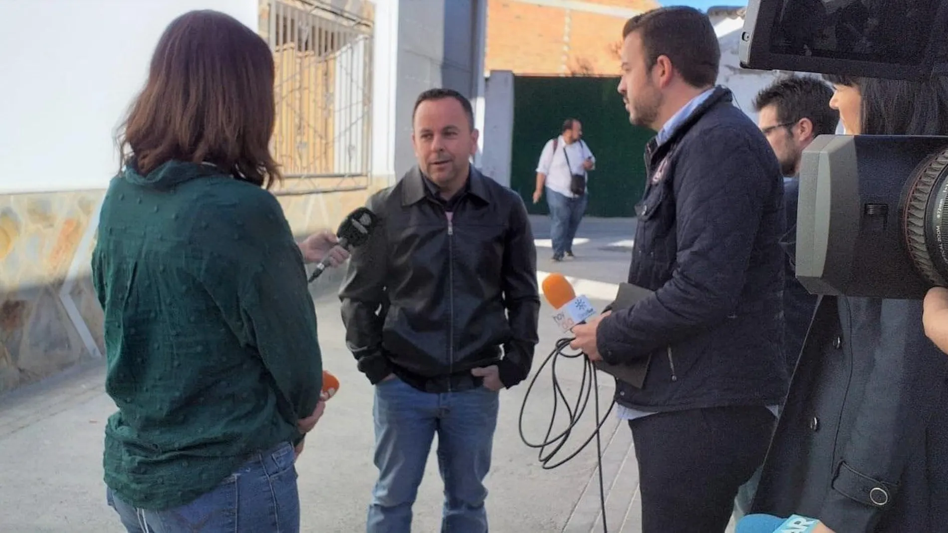 El padre del pequeño Sergio habla con los medios de comunicación en Alcolea / EP