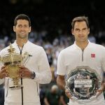 Djokovic y Federer con sus trofeos tras una final inolvidable