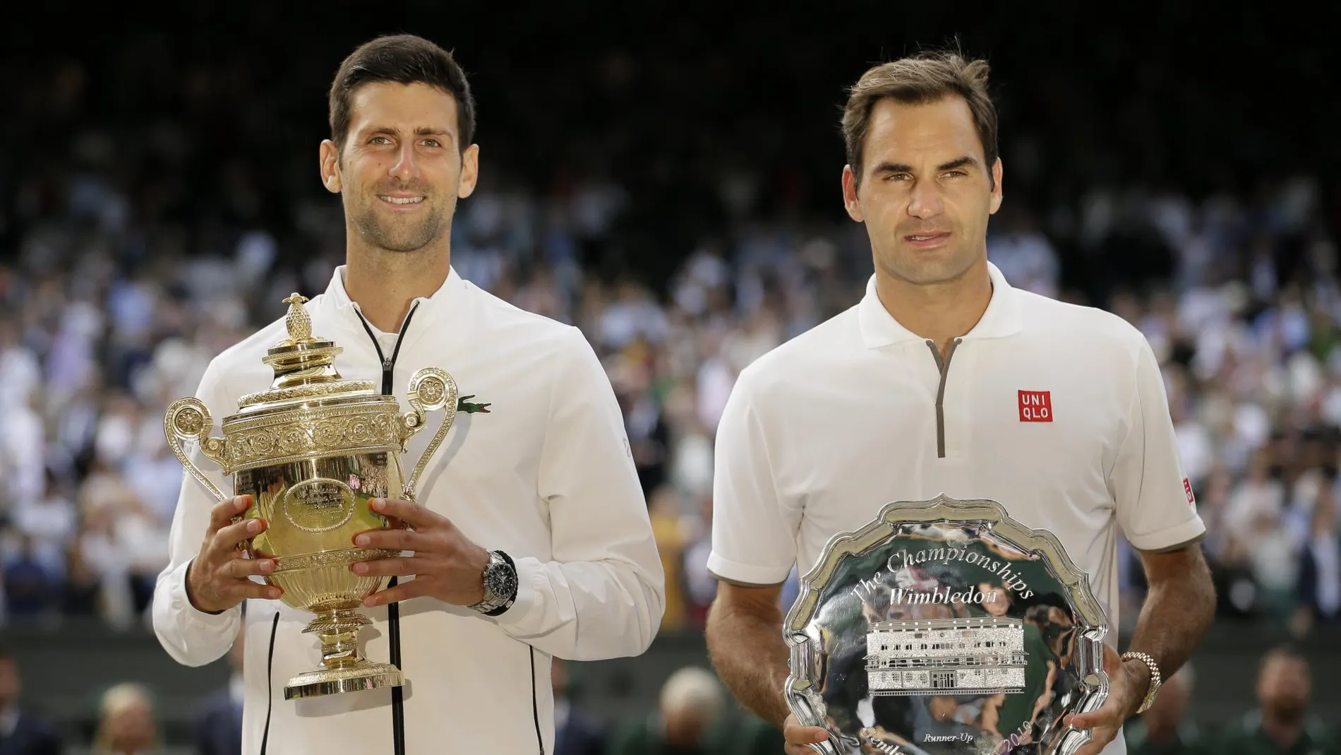 Djokovic y Federer con sus trofeos tras una final inolvidable