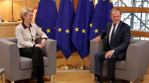 Von der Leyen junto con Donald Tusk/AP