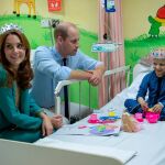 Los duques de Cambridge en el Shaukat Khanum Memorial Cancer Hospital en Lahore