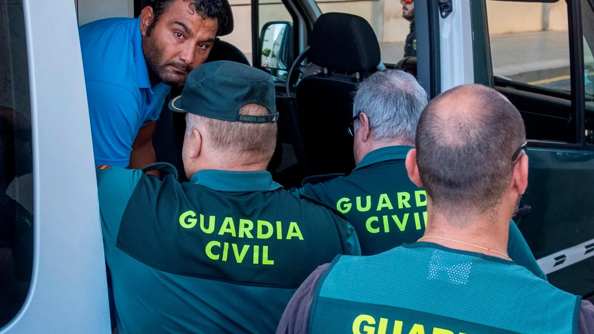 La llegada a los juzgados de los dos hermanos vendedores ilegales detenidos tras el apuñalamiento del jefe de la Policía Local de Punta Umbría (Huelva) / Foto: Efe