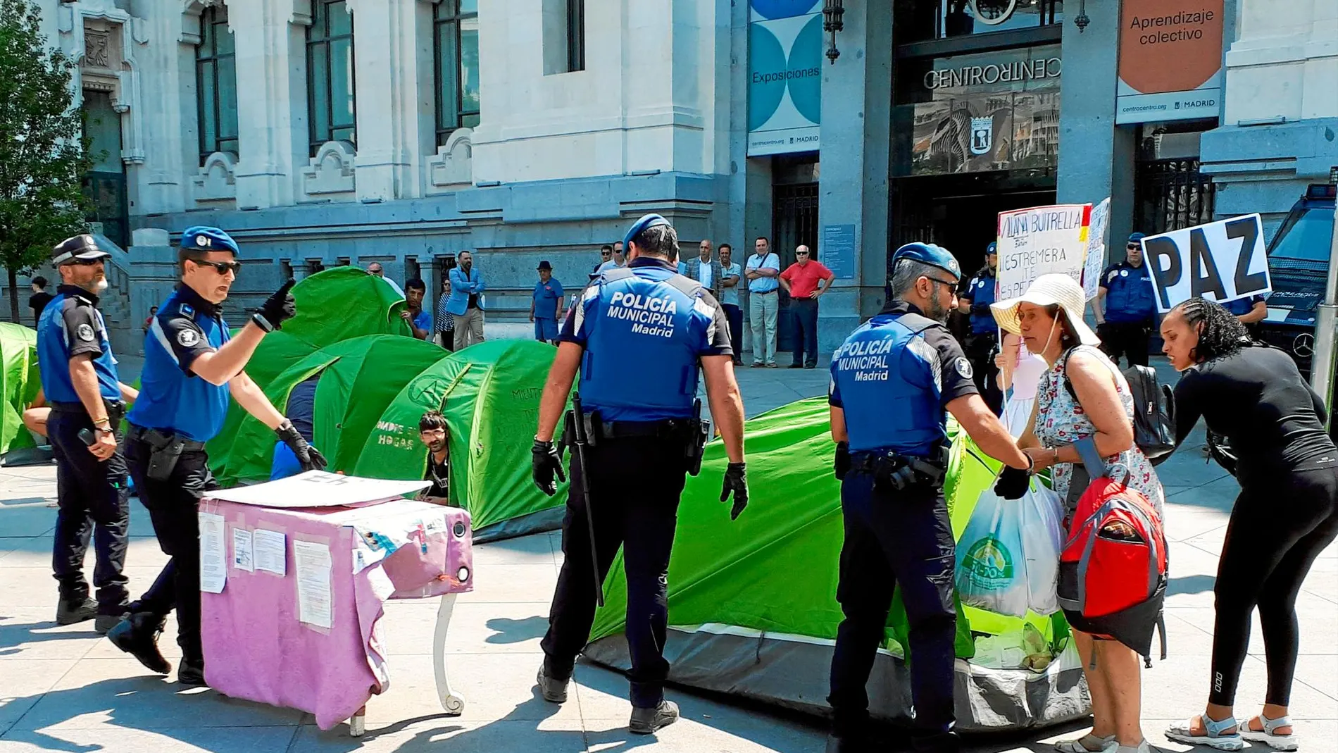 Pasadas las 13:00 horas, agentes de la Policía Municipal retiraron las tiendas de campaña y detuvieron al portavoz por resistirse / Foto: Nuria Platón