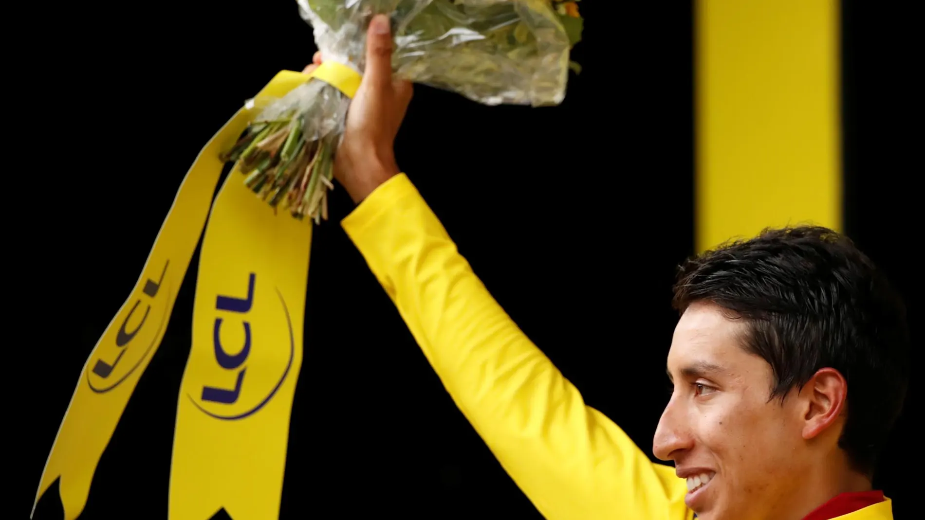 Egan Bernal, en el podio, con el maillot amarillo del Tour