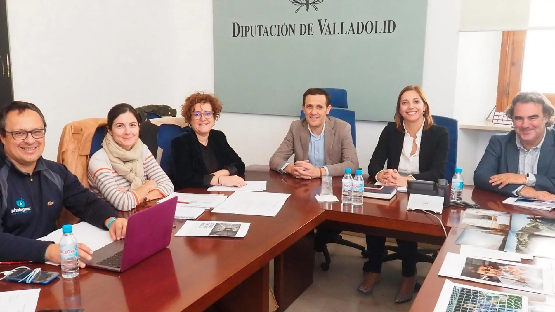 Imagen del jurado junto a Conrado Íscar, presidente de la Diputación de Valladolid