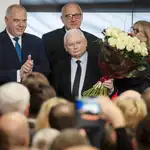  Kaczynski gana el Parlamento, pero sufre una derrota en el Senado