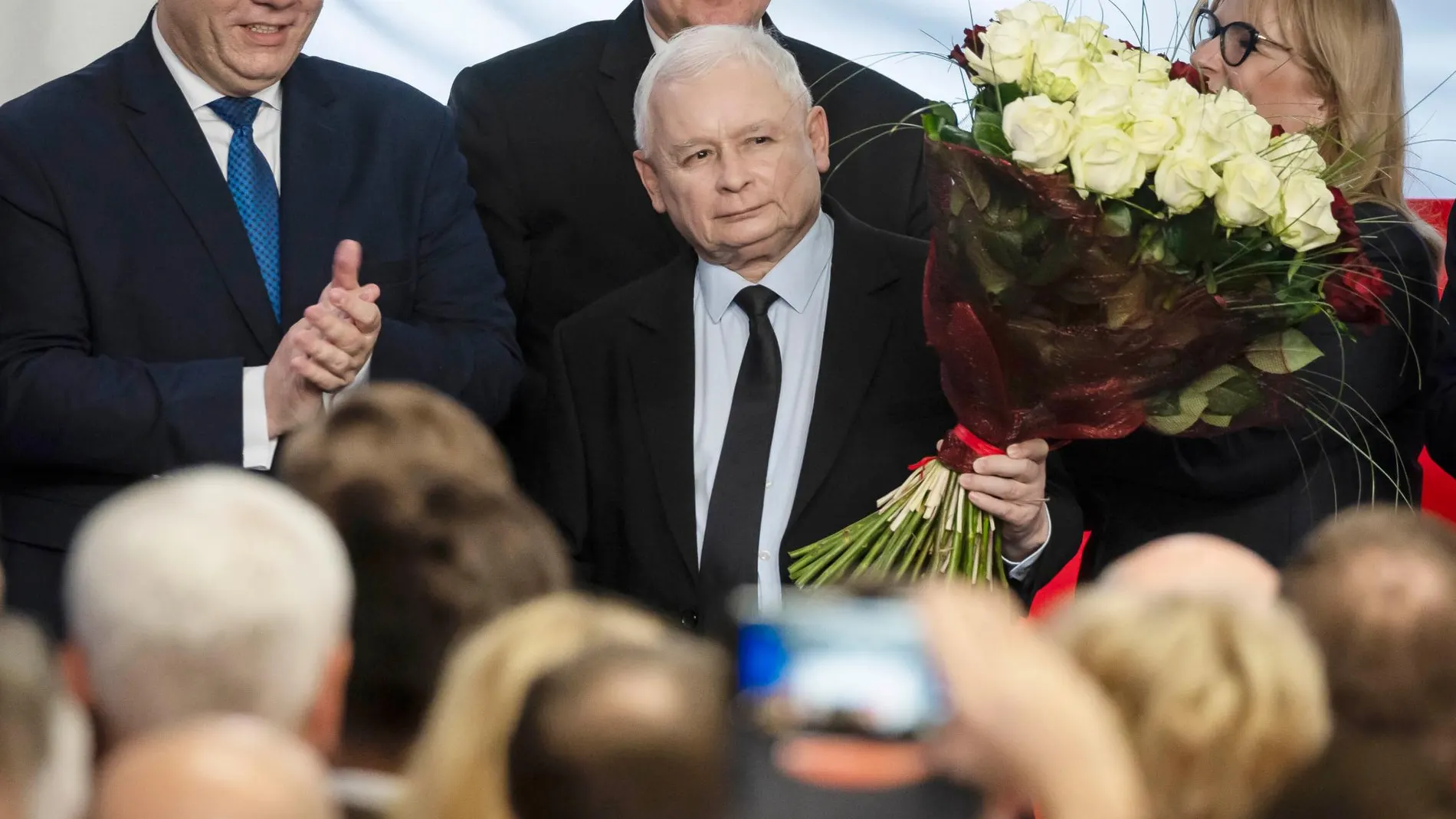 El líder de PiS, Jaroslaw Kaczynski, celebra su victoria/AP