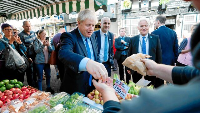 El primer ministro Boris Johnson «compra» en un puesto de verduras del mercado de Doncaster, ayer