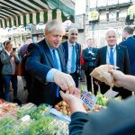 El primer ministro Boris Johnson «compra» en un puesto de verduras del mercado de Doncaster, ayer