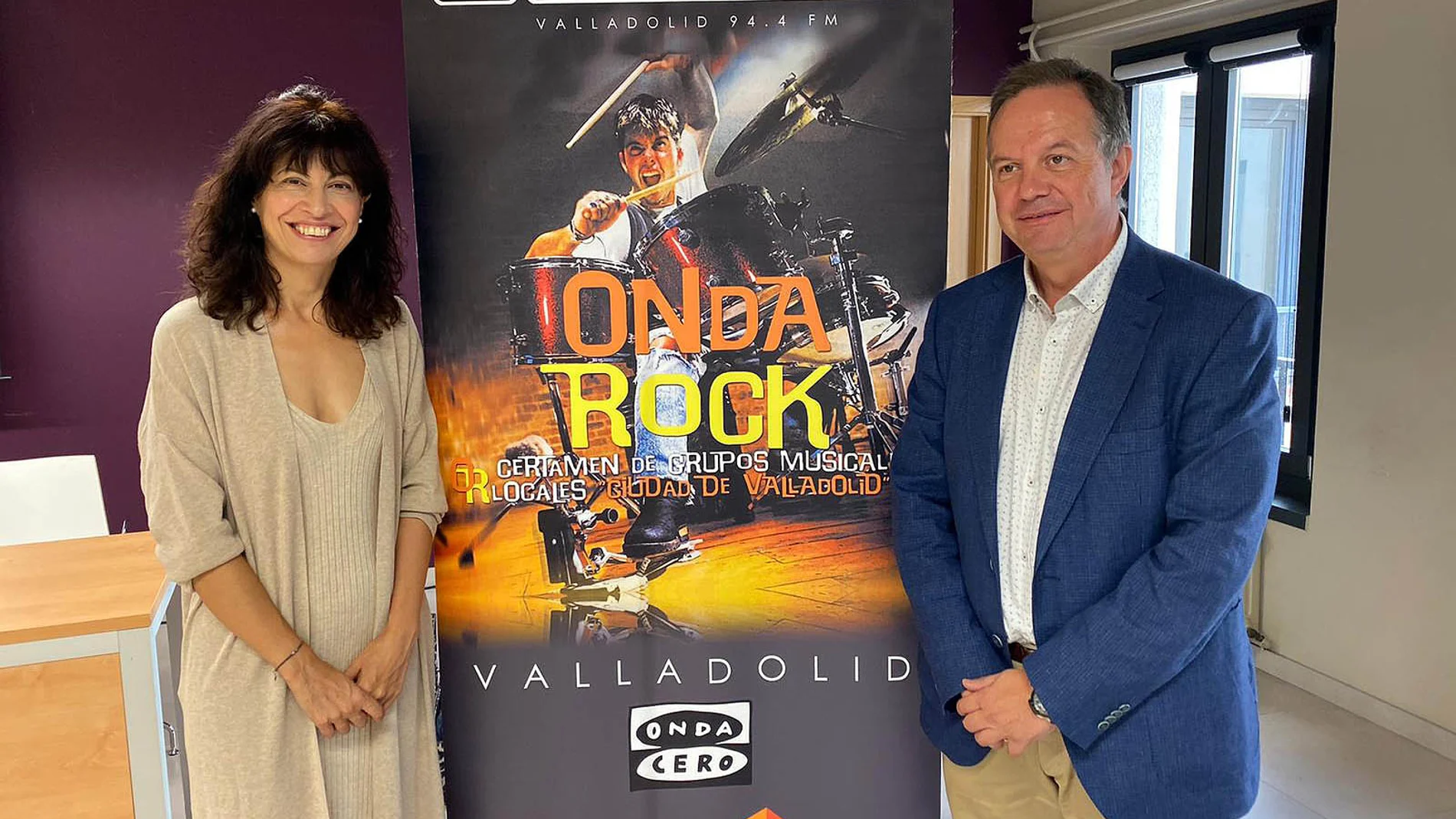 La concejala de Cultura y Turismo, Ana Redondo, y el director regional de Onda Cero, Ignacio Fernández Sobrino, presentan la XVI edición de Onda Rock