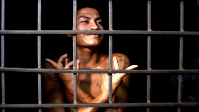 Un miembro de los ´Mara salvatrucha´, en la cárcel de Ilopango/Efe