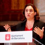 La alcaldesa de Barcelona, Ada Colau, durante su comparecencia este domingo en el Ayuntamiento de Barcelona