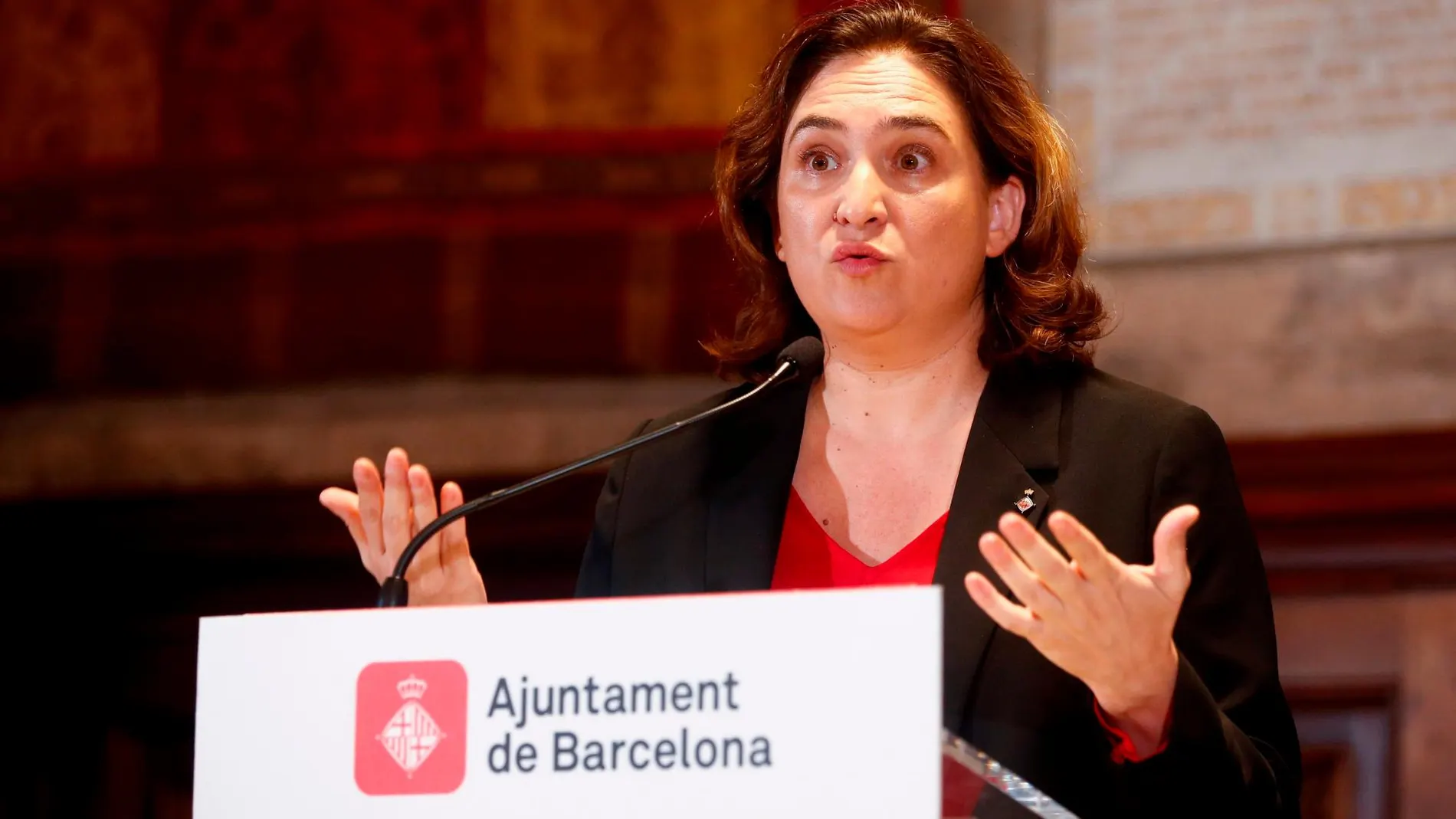La alcaldesa de Barcelona, Ada Colau, durante su comparecencia este domingo en el Ayuntamiento de Barcelona