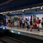 Andén de una estación de Metro de Madrid en hora punta en agosto