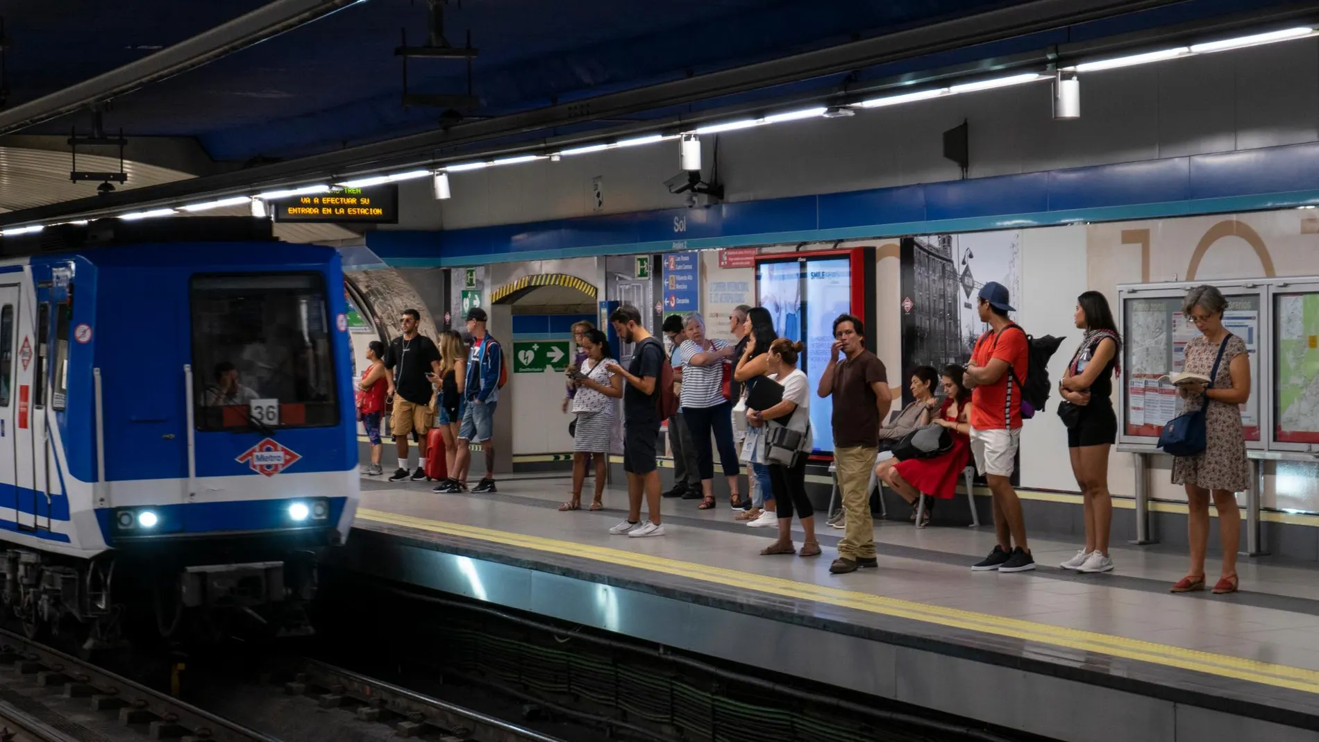Andén de una estación de Metro de Madrid en hora punta en agosto