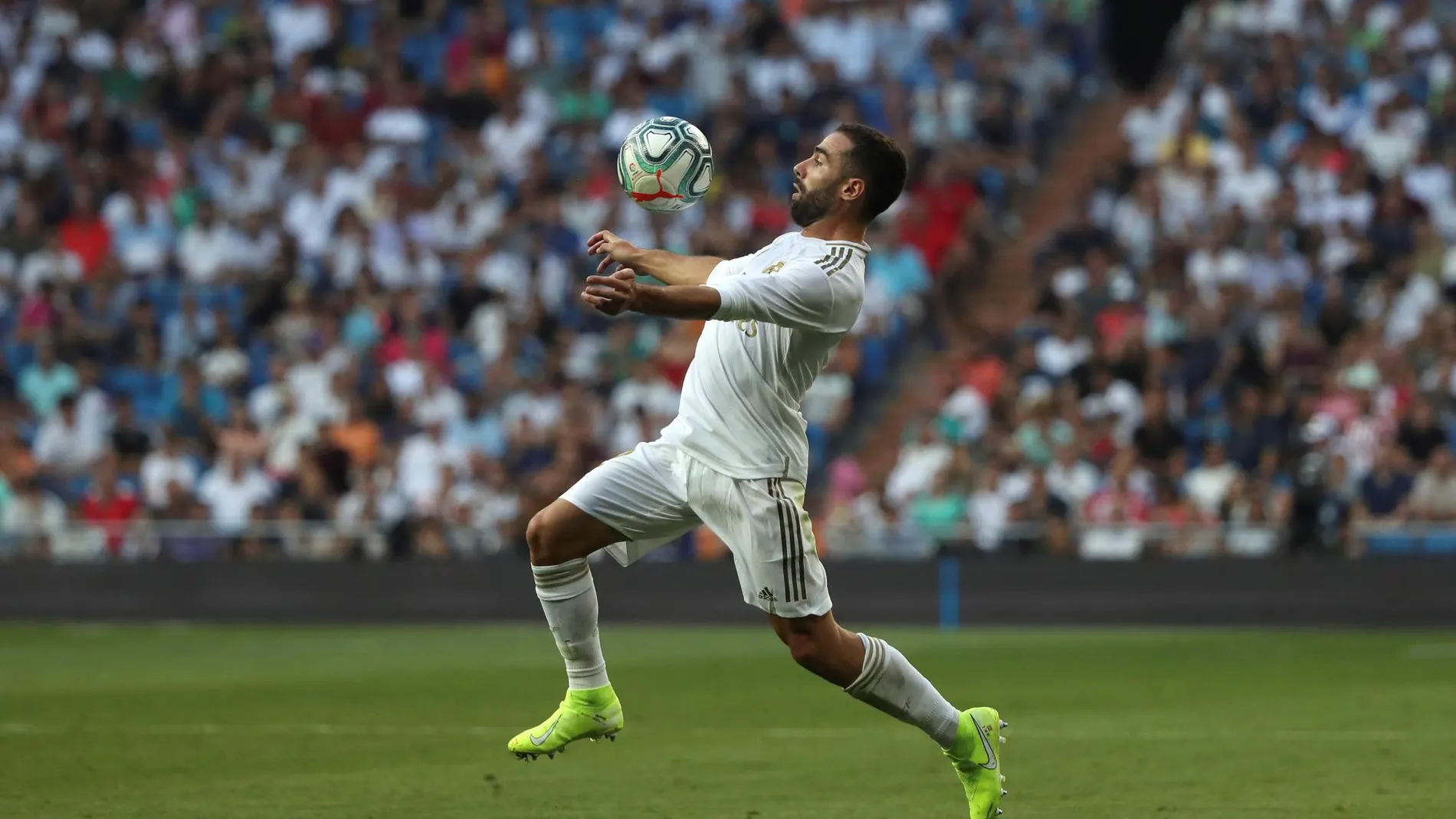 Carvajal controla un balón