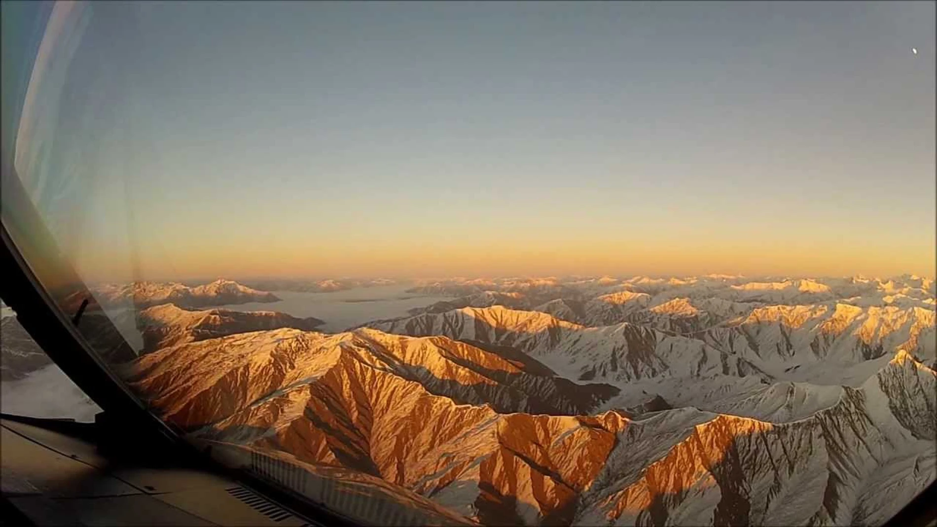 Así son las montañas cubiertas de nieve que rodean al aeropuerto de Queenstown / YouTube