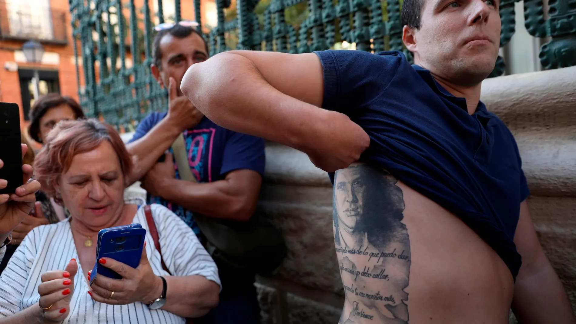 Camilo Esteban, fan de Camilo Sesto, en la puerta de la SGAE/Reuters