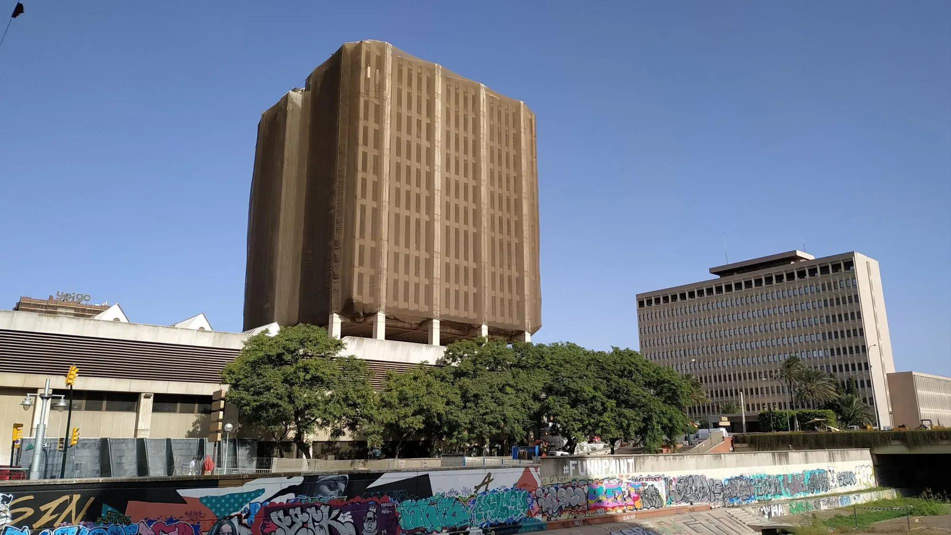 En primer plano, el antiguo edificio de Correos y al fondo, el de Hacienda / EP