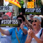 Unos 200 independentistas se dieron cita a primera hora de la mañana para protestar contra el pacto en la Diputación de Barcelona