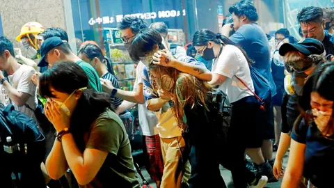 Un grupo de manifestantes fue dispersado con gases lacrimógenos en la zona de Sham Shui Po / Reuters