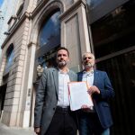 El presidente del grupo de Ciudadanos en el Parlament, Carlos Carrizosa (d), y el miembro de la ejecutiva nacional del partido Edmundo Bal (i), llegan a la Fiscalía Superior de Cataluña donde han presentado este viernes un escrito con la información sobre la presunta colaboración del presidente de la Generalitat, Quim Torra, con los CDR /Efe