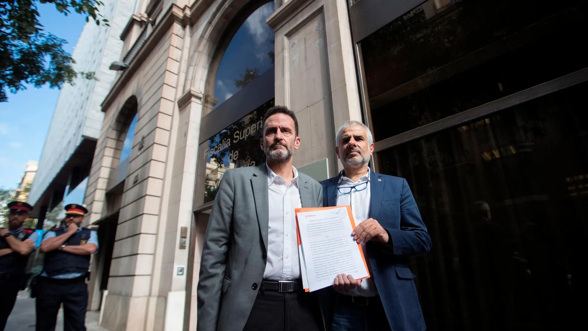 El presidente del grupo de Ciudadanos en el Parlament, Carlos Carrizosa (d), y el miembro de la ejecutiva nacional del partido Edmundo Bal (i), llegan a la Fiscalía Superior de Cataluña donde han presentado este viernes un escrito con la información sobre la presunta colaboración del presidente de la Generalitat, Quim Torra, con los CDR /Efe