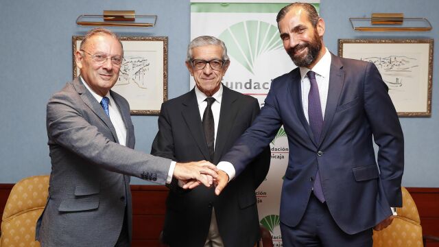 De izquierda a derecha, Román Fernández-Baca, director general de Bellas Artes del Ministerio de Cultura y Deporte; el presidente de la Fundación Unicaja, Braulio Medel; y el director financiero de Acción Cultural Española, Eduardo Fernández / La Razón