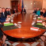 A la izda., imagen de la primera reunión del actual Consell, celebrada el pasado 21 de junio