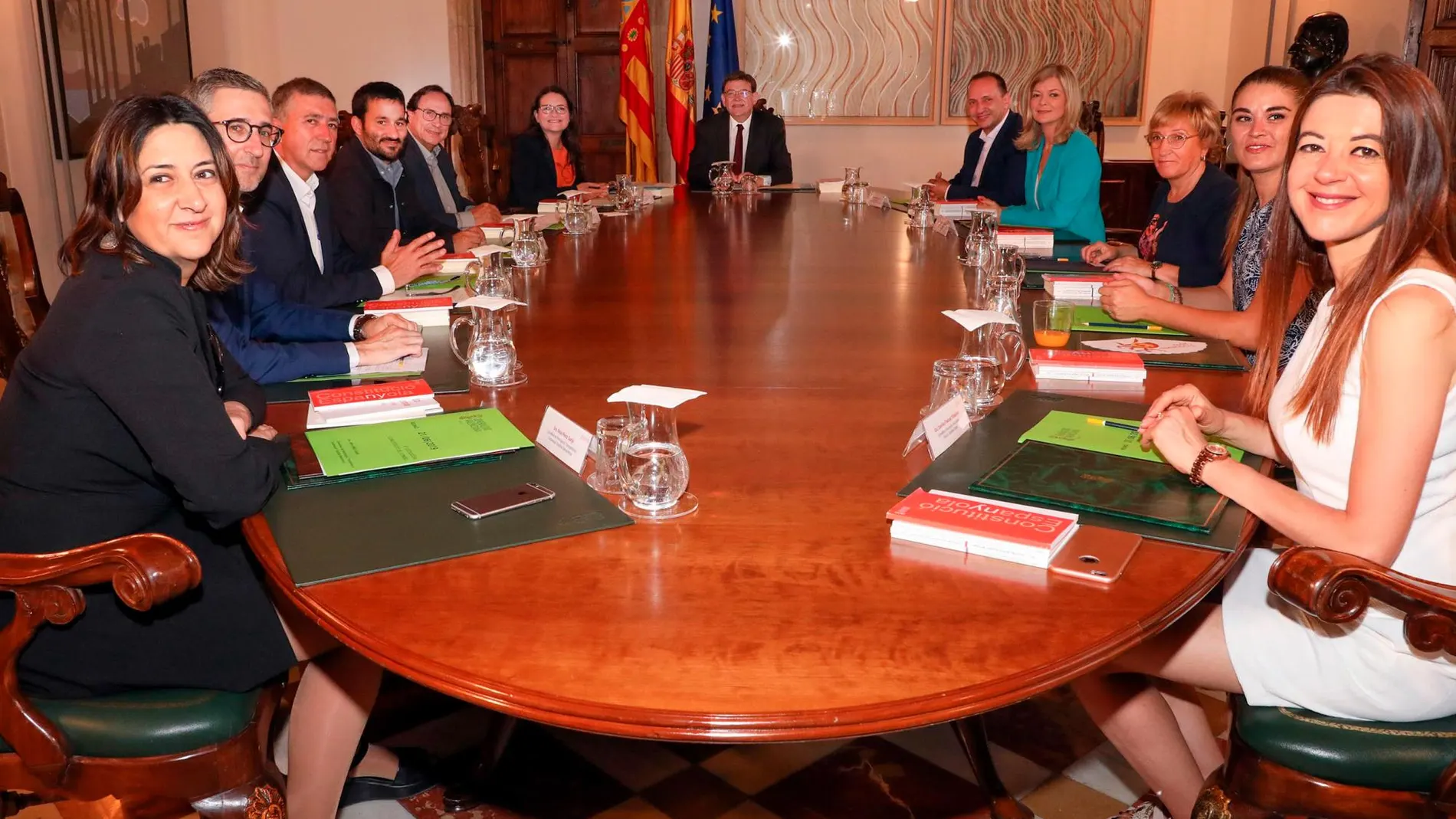 A la izda., imagen de la primera reunión del actual Consell, celebrada el pasado 21 de junio